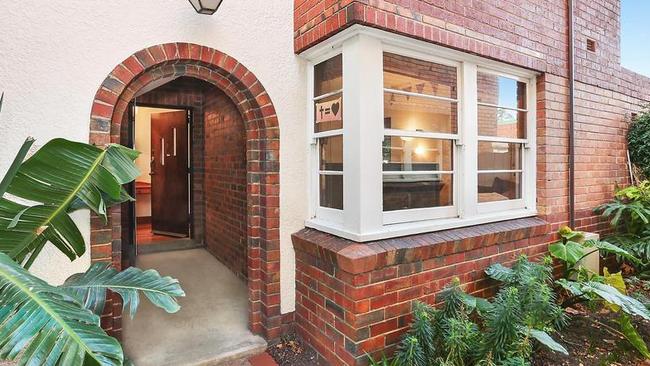 3/34 Barkly St St Kilda sold to a first-home buyer in August.