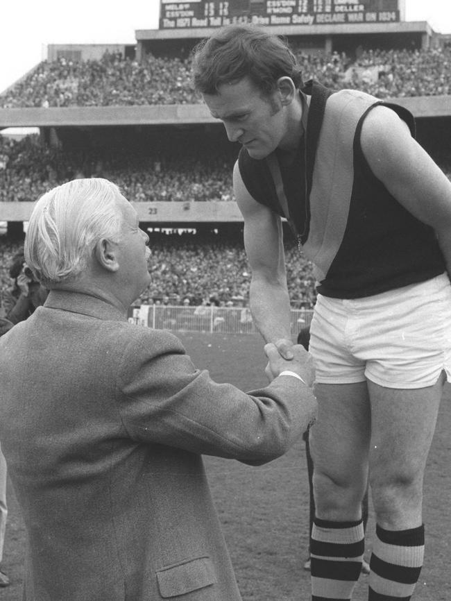 Ian Stewart receiving the 1971 Brownlow Medal at the MCG.