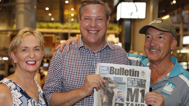 Queensland LNP leader Tim Nicholls (centre) along with Mudgeeraba MP Ros Bates (left) and local resident Chris Lebreton from Carrara during a visit to The Kitchens at Robina Town Centre. (AAP Image/Regi Varghese)