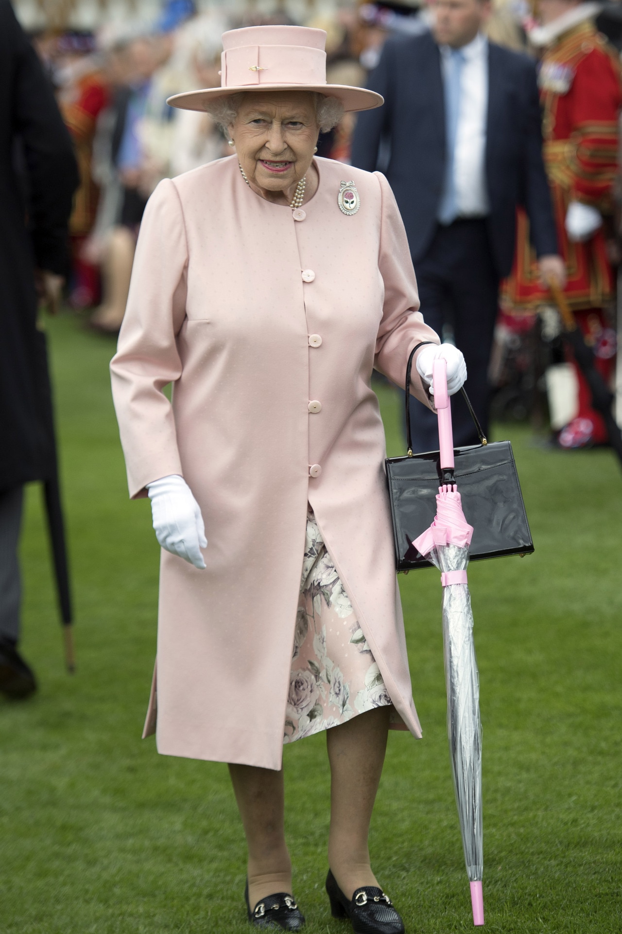 5 fascinating facts about The Queen's handbag habits - Vogue Australia