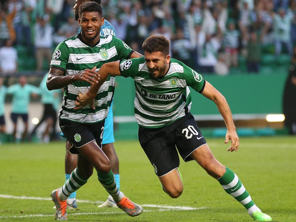 Paulinho of Sporting CP celebrates with teammates after scoring a News  Photo - Getty Images