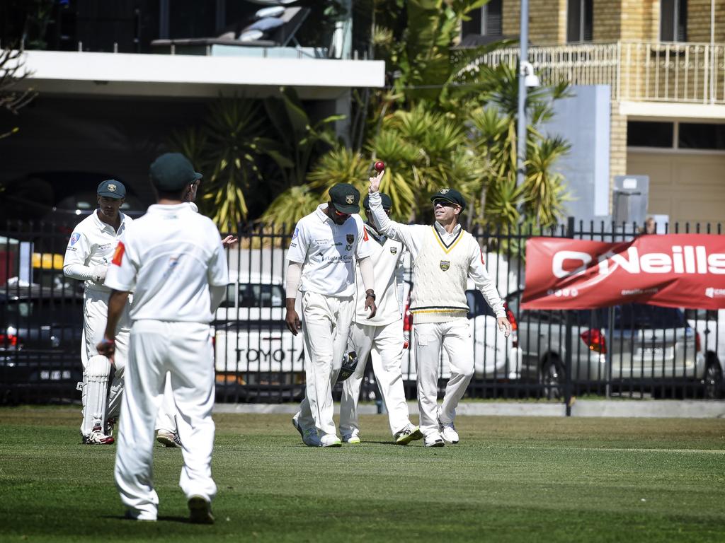 Randy Petes V UNSWDavid Warner walking on the pitch September 29,2018  at Coogee Oval , 97R Brook St, Coogee NSW 2034, Australia(AAP IMAGE -Flavio Brancaleone)