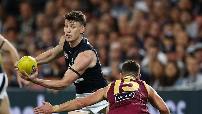 BRISBANE, AUSTRALIA - September 23, 2023. AFL . Sam Walsh of the Blues looks to clear during the 2nd preliminary final between the Brisbane Lions and the Carlton at the Gabba in Brisbane, Australia.. Photo by Michael Klein.