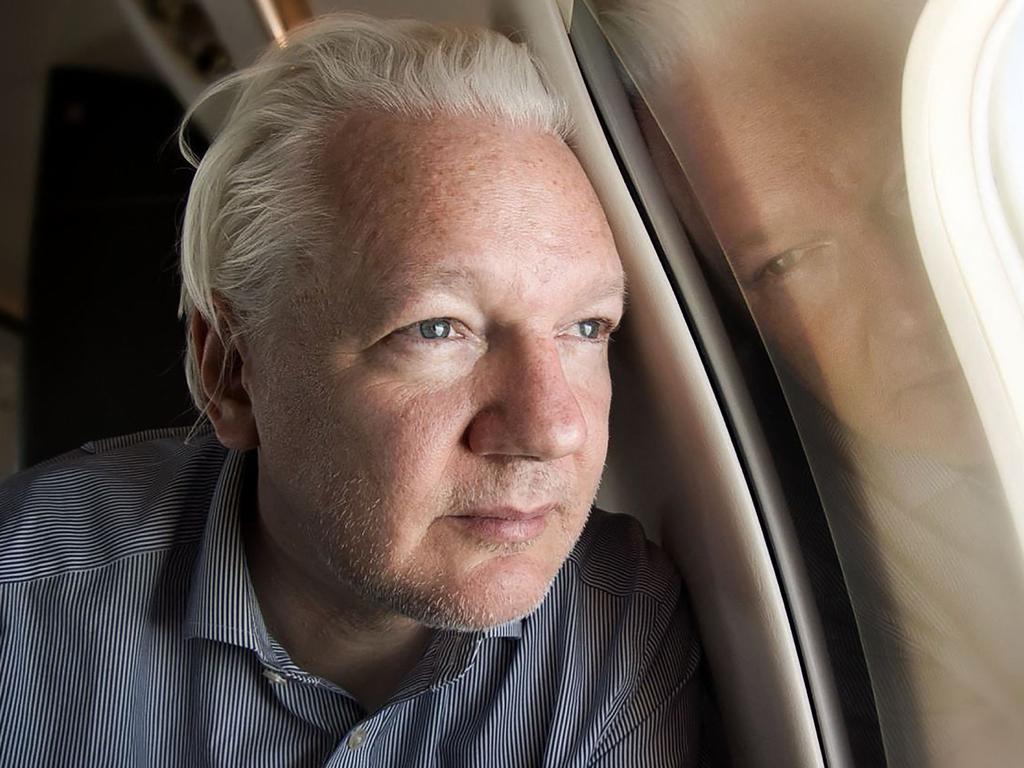TOPSHOT - This handout courtesy of the WikiLeaks X account @wikileaks posted on June 25, 2024 shows WikiLeaks founder Julian Assange looking out of the window as his plane from London approaches Bangkok for a layover at Don Mueang International Airport in the Thai capital. WikiLeaks founder Julian Assange has been released from prison in Britain and is set to face a final court hearing after reaching a plea deal with US authorities that brings to a close his years-long legal drama. A charter plane flew the 52-year-old from London to Bangkok, where it made a scheduled stop to refuel. (Photo by WikiLeaks / AFP) / -----EDITORS NOTE --- RESTRICTED TO EDITORIAL USE - MANDATORY CREDIT "AFP PHOTO / Courtesy of the WikiLeaks X account @wikileaks  " - NO MARKETING - NO ADVERTISING CAMPAIGNS - DISTRIBUTED AS A SERVICE TO CLIENTS - NO ARCHIVES