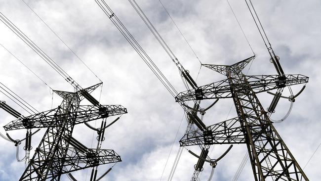 Electricity wires in Melbourne. (AAP Image/ Joe Castro)