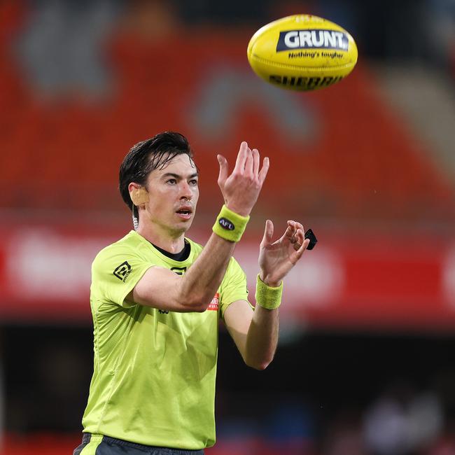 Umpire Andrew Stephens tosses the ball into air. Picture: Michael Klein.