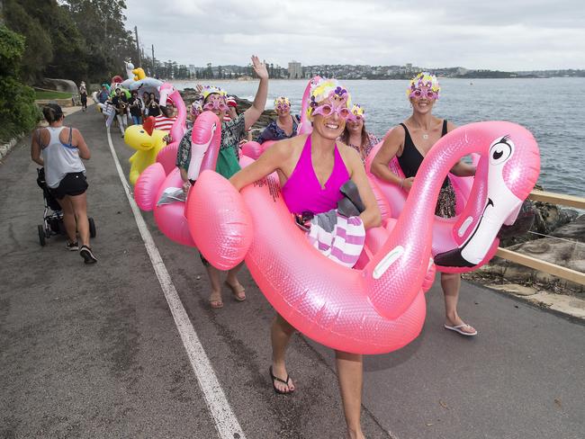 Lorraine Scott (centre) leads the Flocking 50 and Fabulous Floating Flamingos won a prize for their outfits. (AAP IMAGE / Troy Snook)