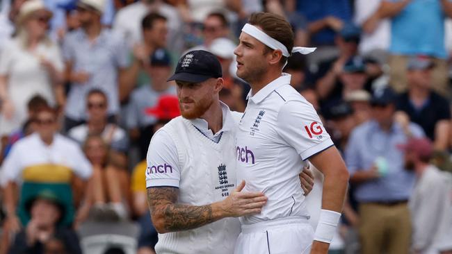 Stuart Broad (R) has changed the momentum of the match with a fierce bouncer barrage. Picture: AFP