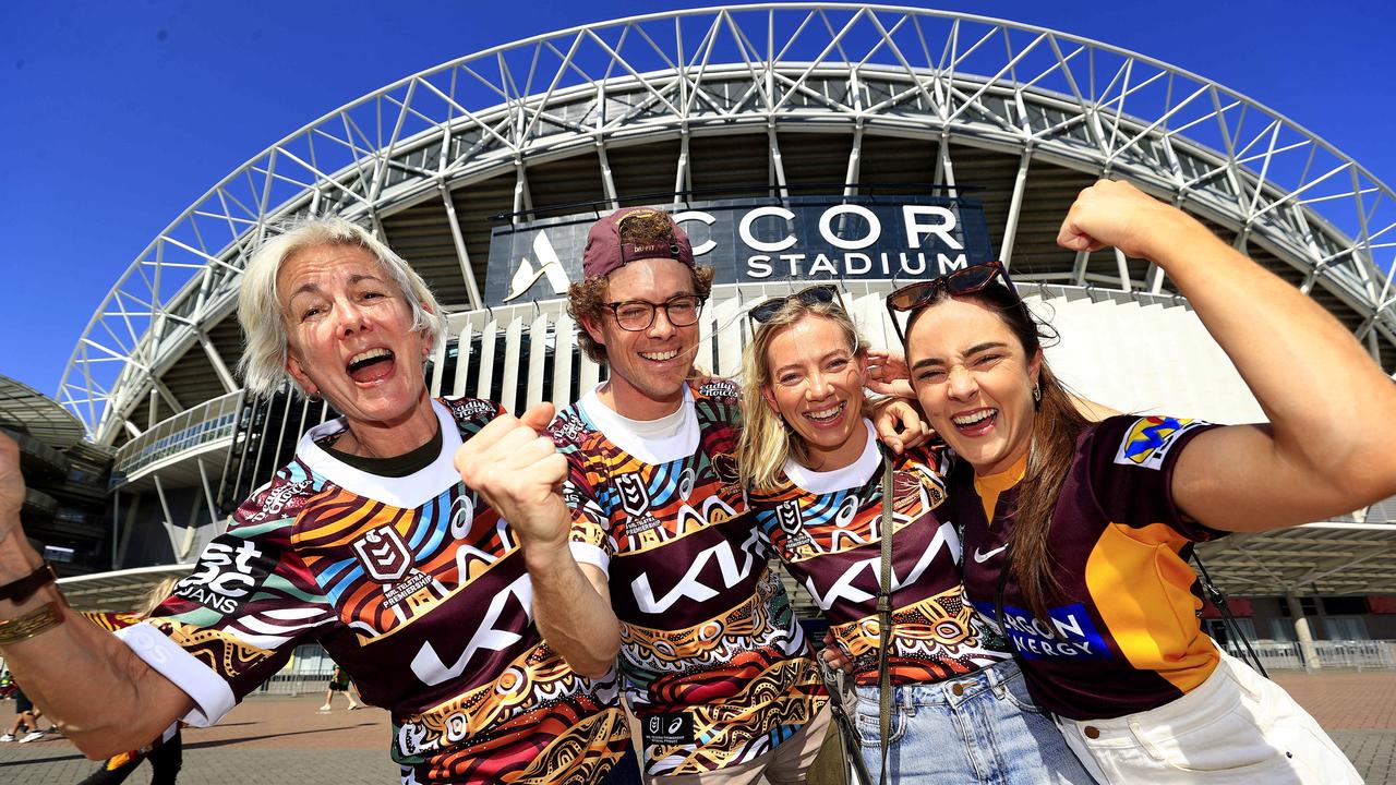 Brisbane fans Loretta, Angus and Tess McGahan with Kate Connolly arrive at Accor Stadium. Picture: Adam Head