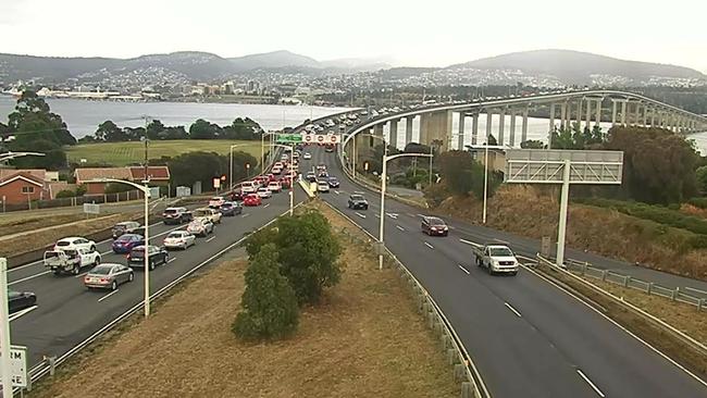 Traffic cam: Tasman Bridge, 9.33am