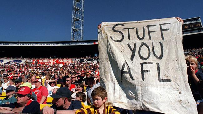 A pro-Waverley sign among the crowd of 72,130 at Waverley Park.