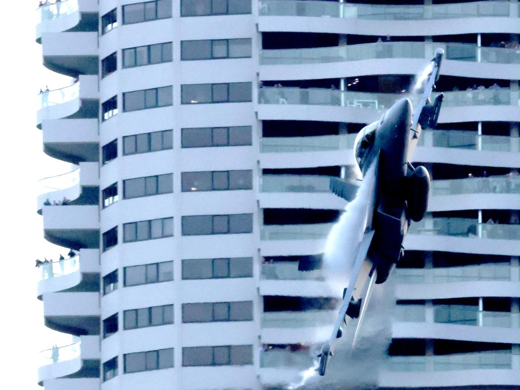 EA-18G Growler, doing the flyover, at Riverfire from Howard Smith Wharves, City. Photo: Steve Pohlner