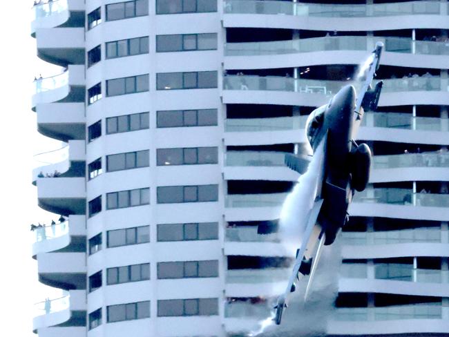 EA-18G Growler, doing the flyover, at Riverfire from Howard Smith Wharves, City. Photo: Steve Pohlner