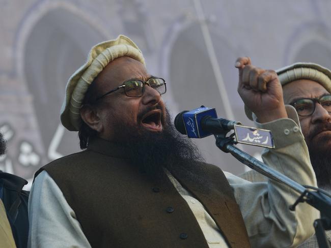 Pakistani head of the Jamaat-ud-Dawa (JuD) organisation Hafiz Saeed addresses an anti-US and Israel rally in Lahore on December 17, 2017, following US President Donald Trump's decision to officially recognise Jerusalem as the Israeli capital. Islamic leaders on December 13 urged the world to recognise occupied East Jerusalem as the capital of Palestine, as Palestinian president Mahmoud Abbas warned the United States no longer had any role to play in the peace process. / AFP PHOTO / ARIF ALI