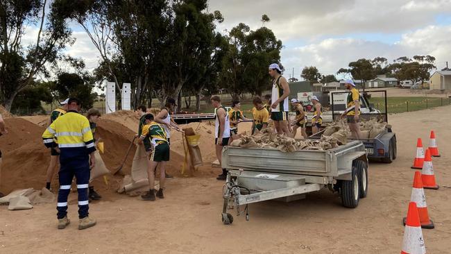 The group produced more than 400 sandbags in 40 minutes. Picture: Mannum Football Club