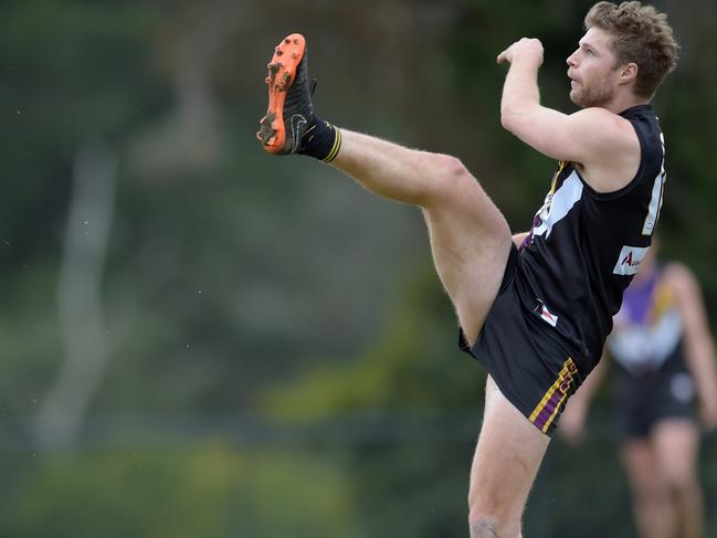 Matthew Aver sends Norwood forward. Picture: Steve Tanner