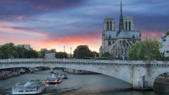 Pont de la Tournelle over the Seine, with Notre-Dame before the fire.