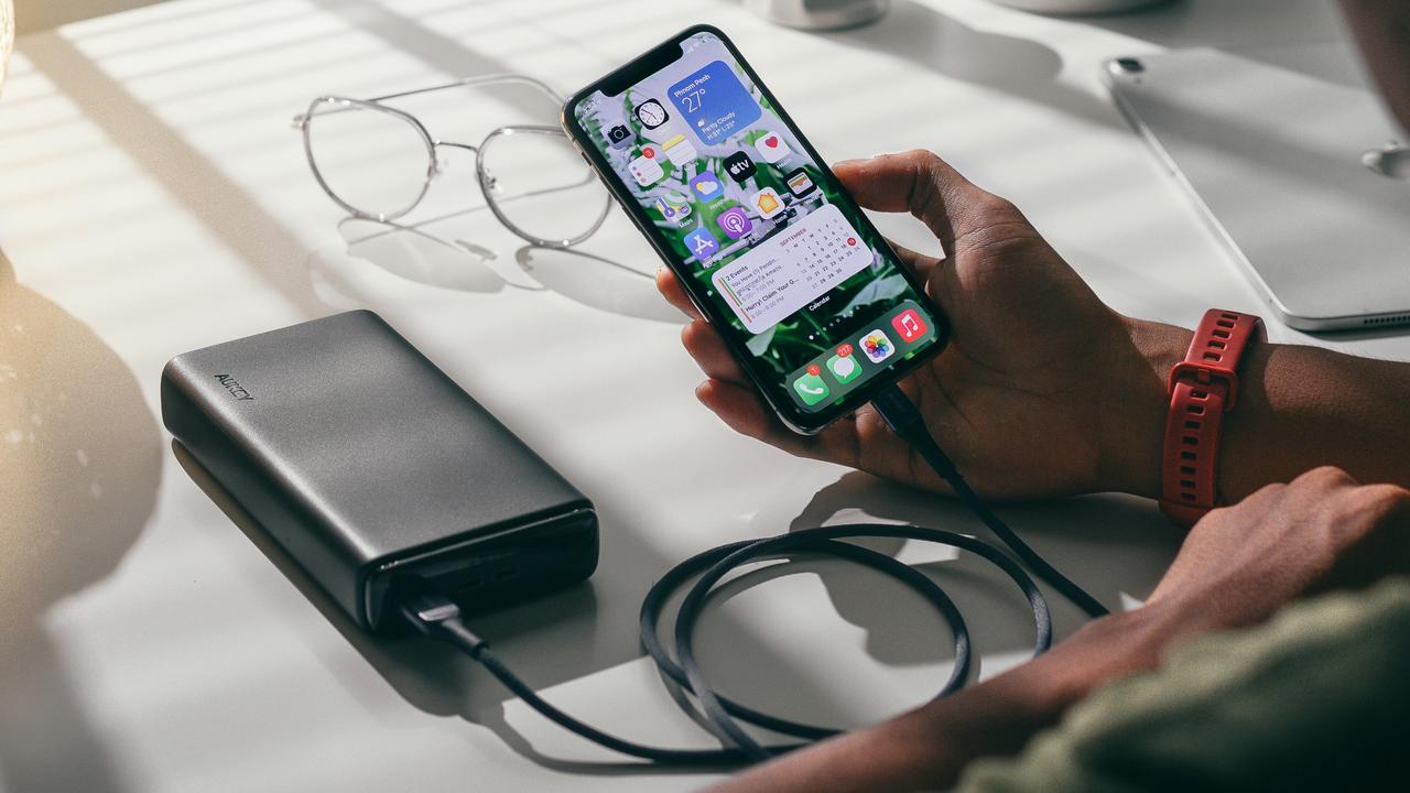 We've rounded up the best portable chargers and power banks. Picture: Unsplash/I’M ZION