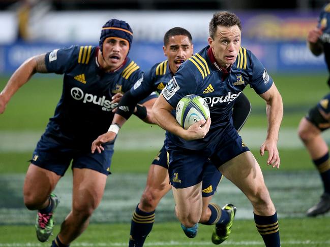 Ben Smith of the Otago Highlanders makes a break with the ball during the Super Rugby match between the Otago Highlanders of New Zealand and the Western Stormers of South Africa at Forsyth Barr Stadium in Dunedin on April 28, 2017. / AFP PHOTO / MARTIN HUNTER