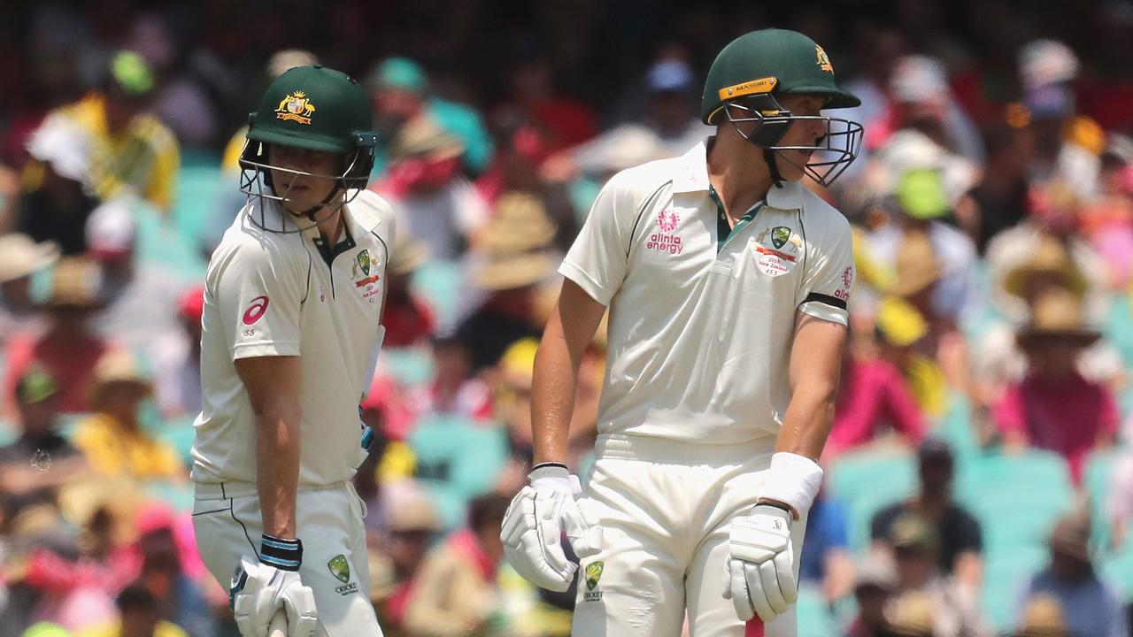 Steve Smith (L) and Marnus Labuschagne put on 156 for the third wicket.