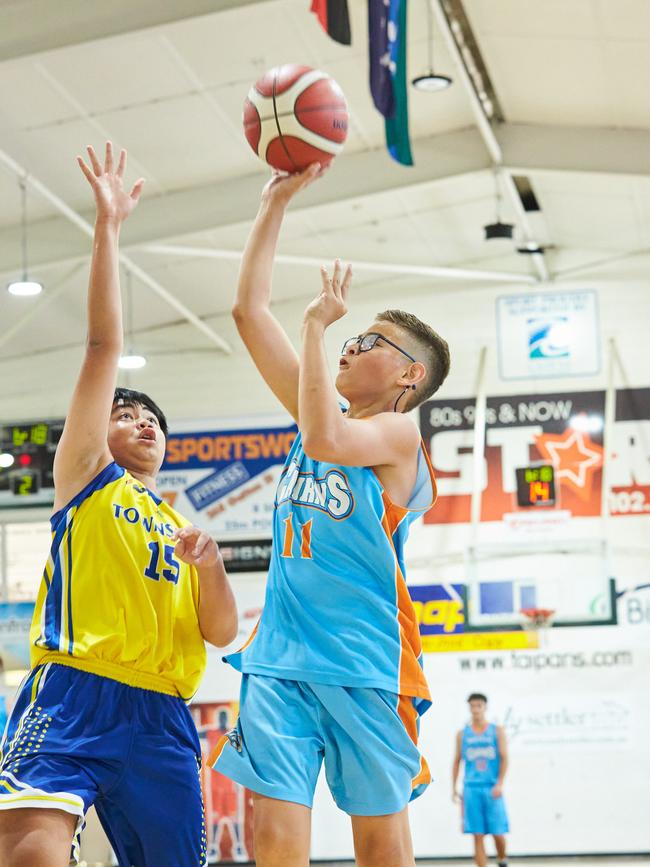 Kyzen Luki from Cairns Marlins makes a shot against Gabriel Canto from the Townsville Heat in 2020. Picture: Romy Bullerjahn