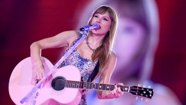 SAO PAULO, BRAZIL - NOVEMBER 24: (EDITORIAL USE ONLY. NO BOOK COVERS.) Taylor Swift performs onstage during "Taylor Swift | The Eras Tour" at Allianz Parque on November 24, 2023 in Sao Paulo, Brazil. (Photo by Buda Mendes/TAS23/Getty Images for TAS Rights Management )