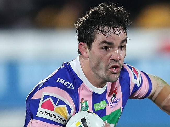 Aidan Guerra of the Knights (left) is challenged by Simon Mannering of the Warriors during the Round 22 NRL match between the Warriors and the Newcastle Knights at Mt Smart Stadium in Auckland, New Zealand, Friday, August 10, 2018. (AAP Image/David Rowland) NO ARCHIVING, EDITORIAL USE ONLY