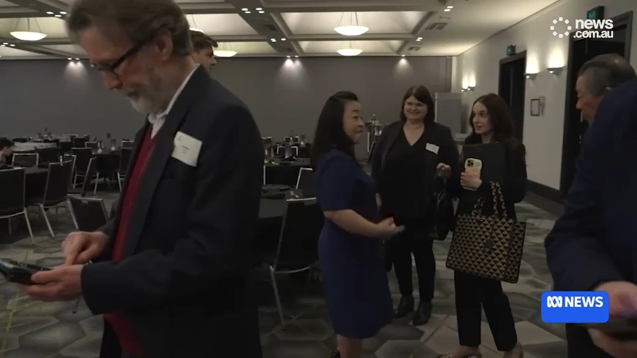 Canberra Liberals leader flips off reporter