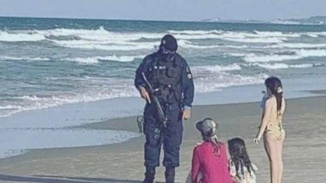 A photo circulating online is falsely implicating dan Andrews with heavily armed police confronting beach goers