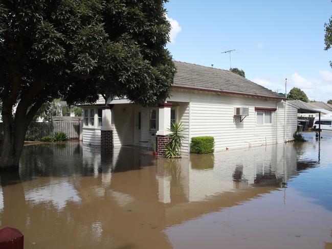 MELBOURNE, AUSTRALIA. NewsWire Photos, OCTOBER 14, 2022. House surrounded by water on the  Esplanade in Maribyrnong which has  flooded after a large rain system swept across Victoria. -   Picture: NCA NewsWire / David Crosling