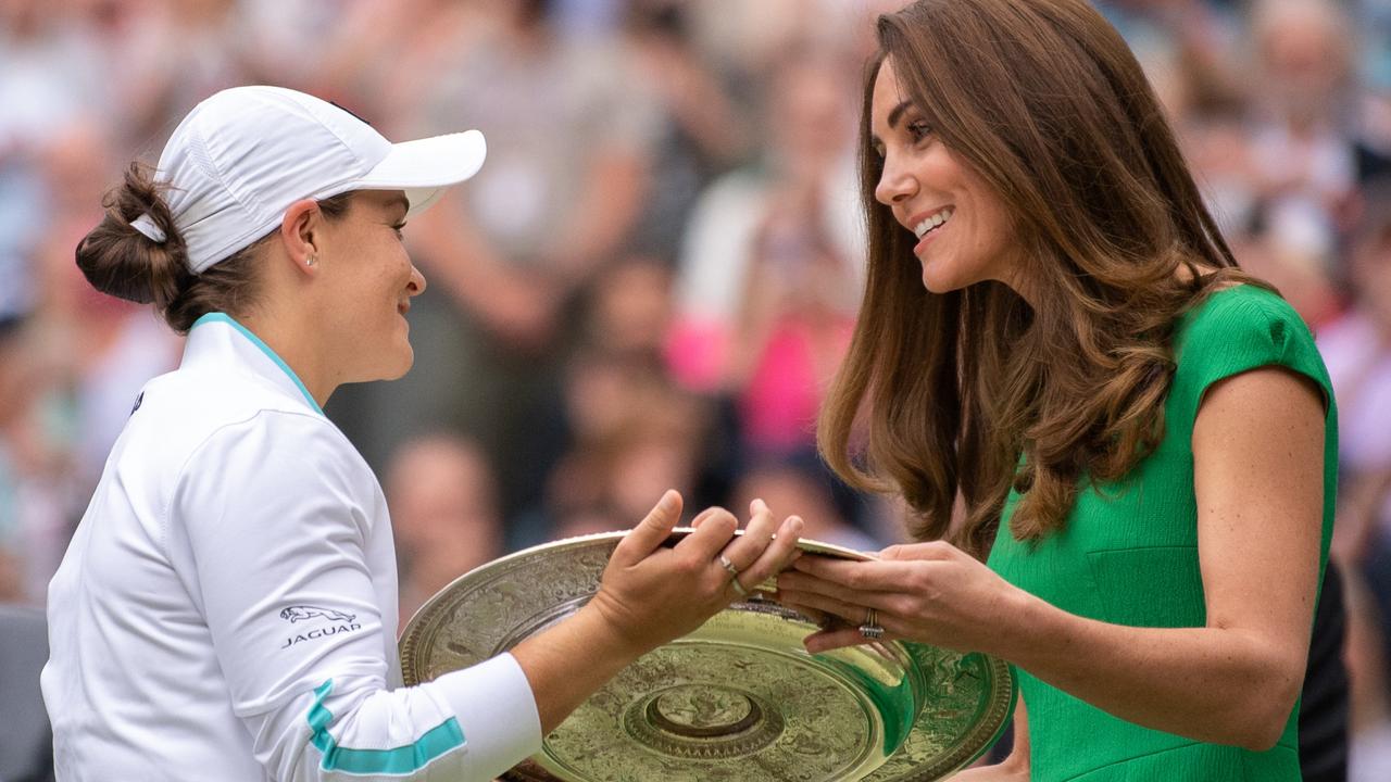 Ash Barty is presented with the Venus Rosewater Dish trophy by Kate (Photo by AELTC/Ben Solomon – Pool/Getty Images)