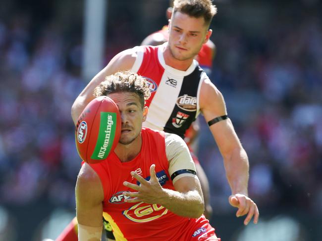 Jarrod Harbrow juggles a mark. Picture: Michael Klein.