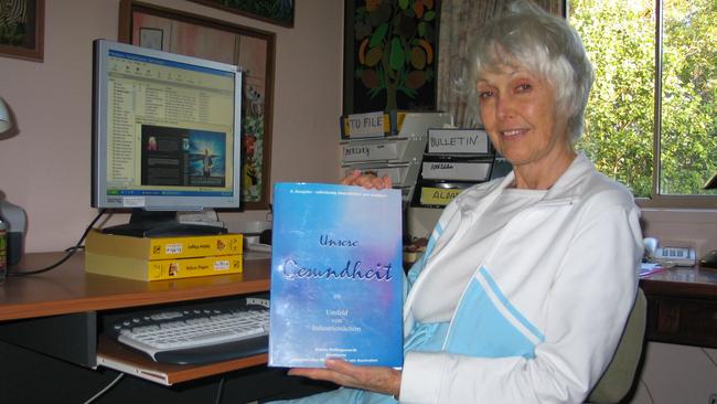 Elaine Hollingsworth with the German edition of her bestseller.