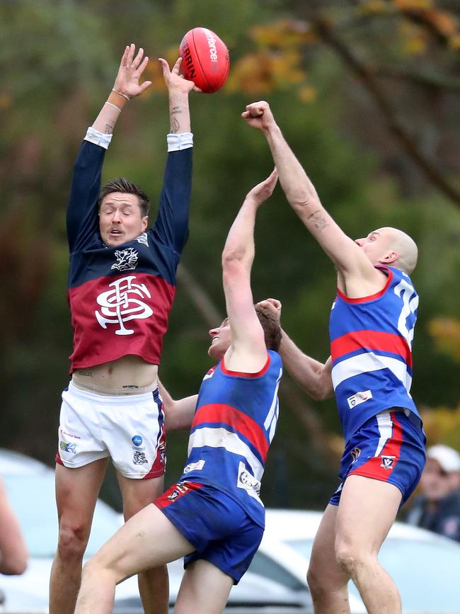 Sandhurst’s Fergus Greene flies for a mark.