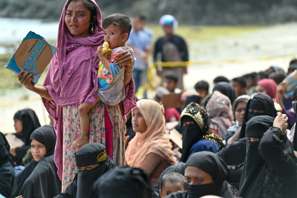 Endonezya sahilinde mahsur kalan Rohingyalar merhamet için yalvarıyor