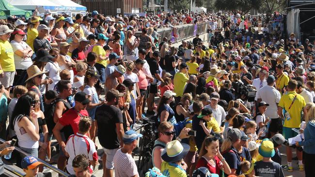 Fans pack Surfers Paradise to meet with Australian Commonwealth Games athletes. Picture Glenn Hampson.