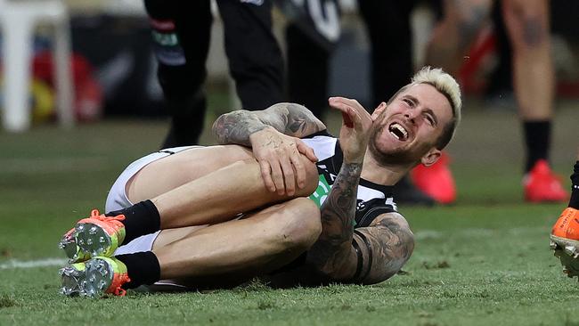 Collingwood's Jeremy Howe injures his knee last Friday night. Picture: Phil Hillyard