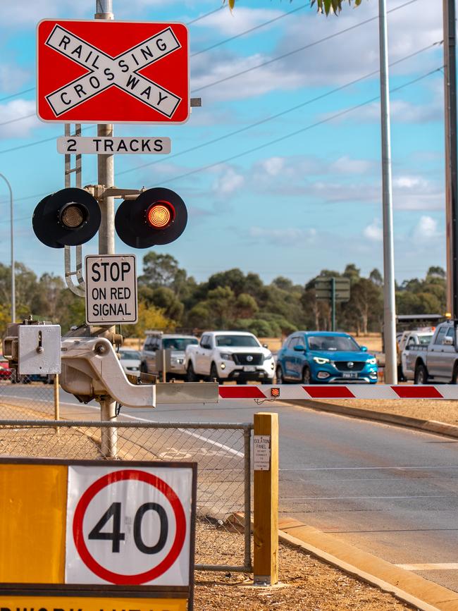 The state and federal government will invest $250 million to remove the level crossing and install grade separation on Curtis Road at Munno Para, to improve congestion and traffic in the northern suburbs.