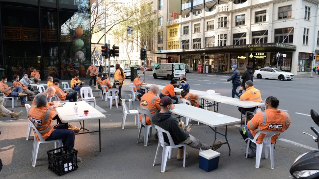 Tradies are being forced onto the streets to eat under new rules imposed by the Andrews government in a bid to limit transmission across the construction industry. Picture: NCA NewsWire / Andrew Henshaw