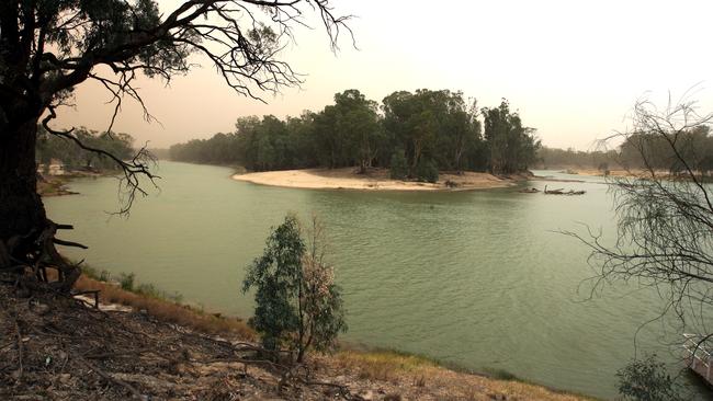 A boat fire close to the Victoria-NSW border has left six injured.