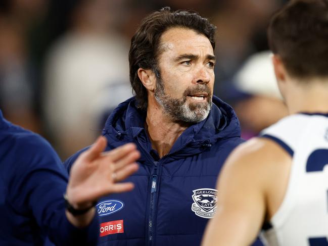 MELBOURNE, AUSTRALIA - SEPTEMBER 21: Chris Scott, Senior Coach of the Cats addresses his players during the 2024 AFL Second Preliminary Final match between the Geelong Cats and the Brisbane Lions at The Melbourne Cricket Ground on September 21, 2024 in Melbourne, Australia. (Photo by Michael Willson/AFL Photos via Getty Images)