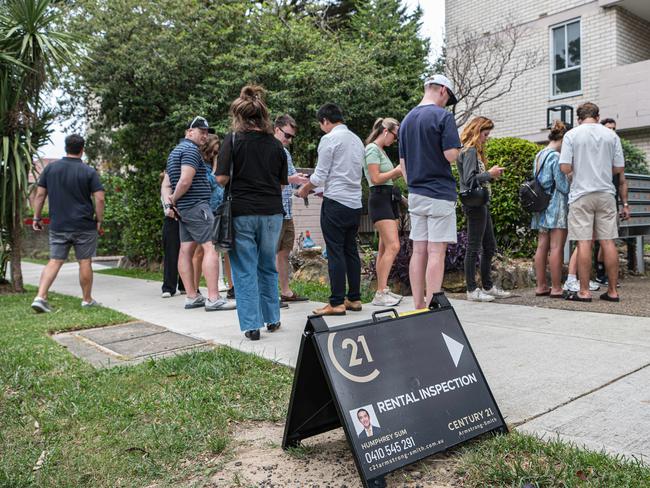 SYDNEY, AUSTRALIA - NewsWire Photos, FEBRUARY 03, 2024 : A crowd is queuing up for an open inspection of a rental property located in Bondi. Picture: NCA NewsWire / Flavio Brancaleone
