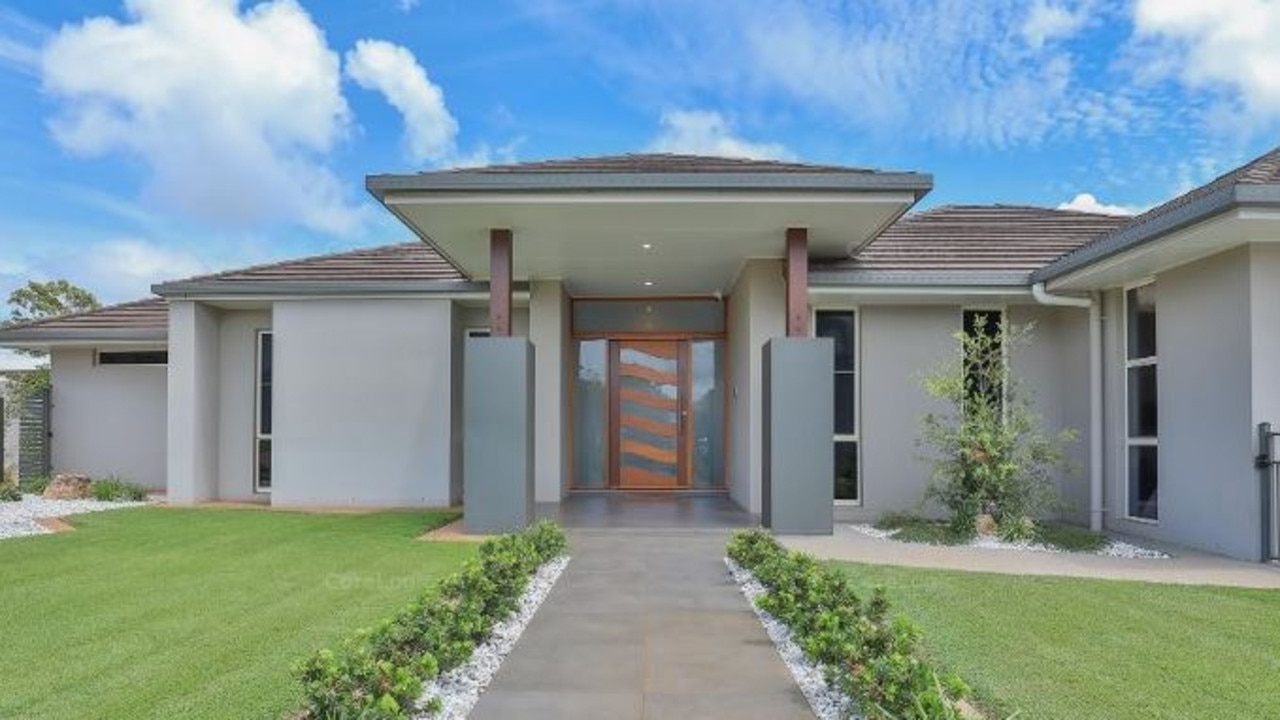 6 Golden Penda Court, Kalkie.