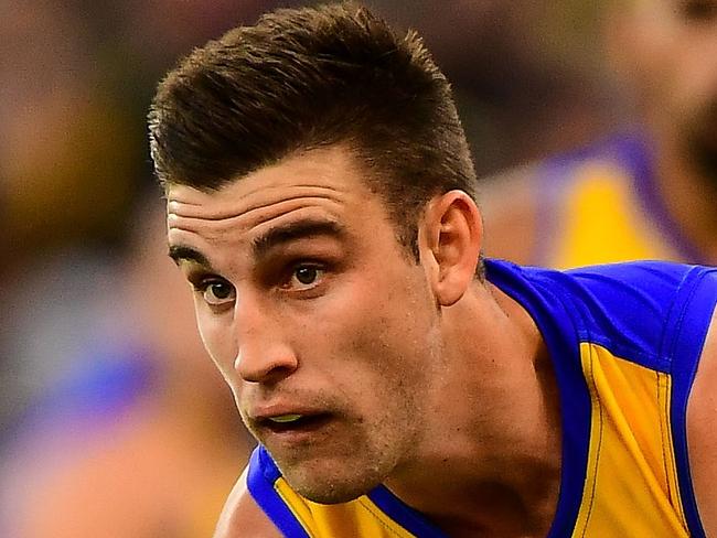 PERTH, AUSTRALIA - MAY 20: Elliot Yeo of the Eagles handpasses the ball during the 2018 AFL round nine match between the West Coast Eagles and the Richmond Tigers at Optus Stadium on May 20, 2018 in Perth, Australia. (Photo by Daniel Carson/AFL Media/Getty Images)