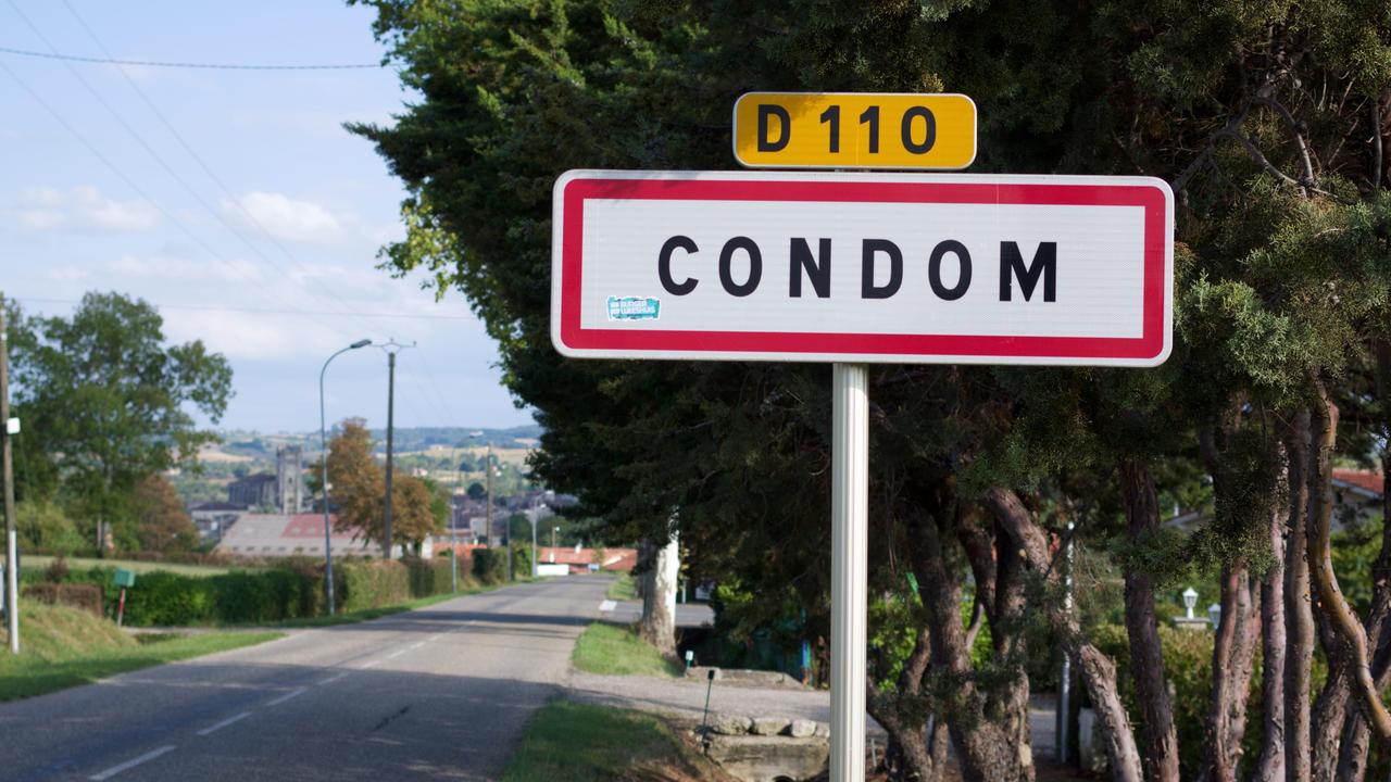 K5TFJJ Town sign at the entrance to Condom, France Picture: Alamy