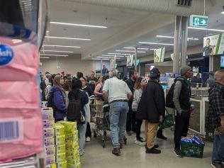 The lines at the Alice Springs Woolworths Friday, July 19, 2024, during the worldwide system outage: Picture: Holly Keane