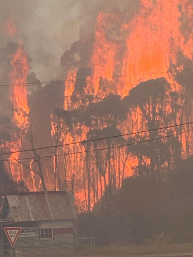 A property is engulfed in flames in Rosebery, Tasmania, during a bushfire emergency 27-12-2022 Picture: Scott Stevens