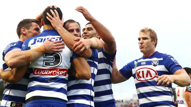 SYDNEY, AUSTRALIA — AUGUST 26: Reimis Smith of the Bulldogs celebrates with his teammates after scoring a try during the round 24 NRL match between the St George Illawarra Dragons and the Canterbury Bulldogs at UOW Jubilee Oval on August 26, 2018 in Sydney, Australia. (Photo by Mark Kolbe/Getty Images)