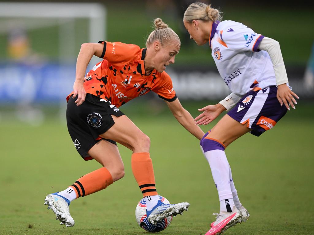 BRISBANE, AUSTRALIA - MARCH 24: Tameka Yallop of the Roar controls the ball during the A-League Women round 21 match between Brisbane Roar and Perth Glory at Perry Park, on March 24, 2024, in Brisbane, Australia. (Photo by Matt Roberts/Getty Images)