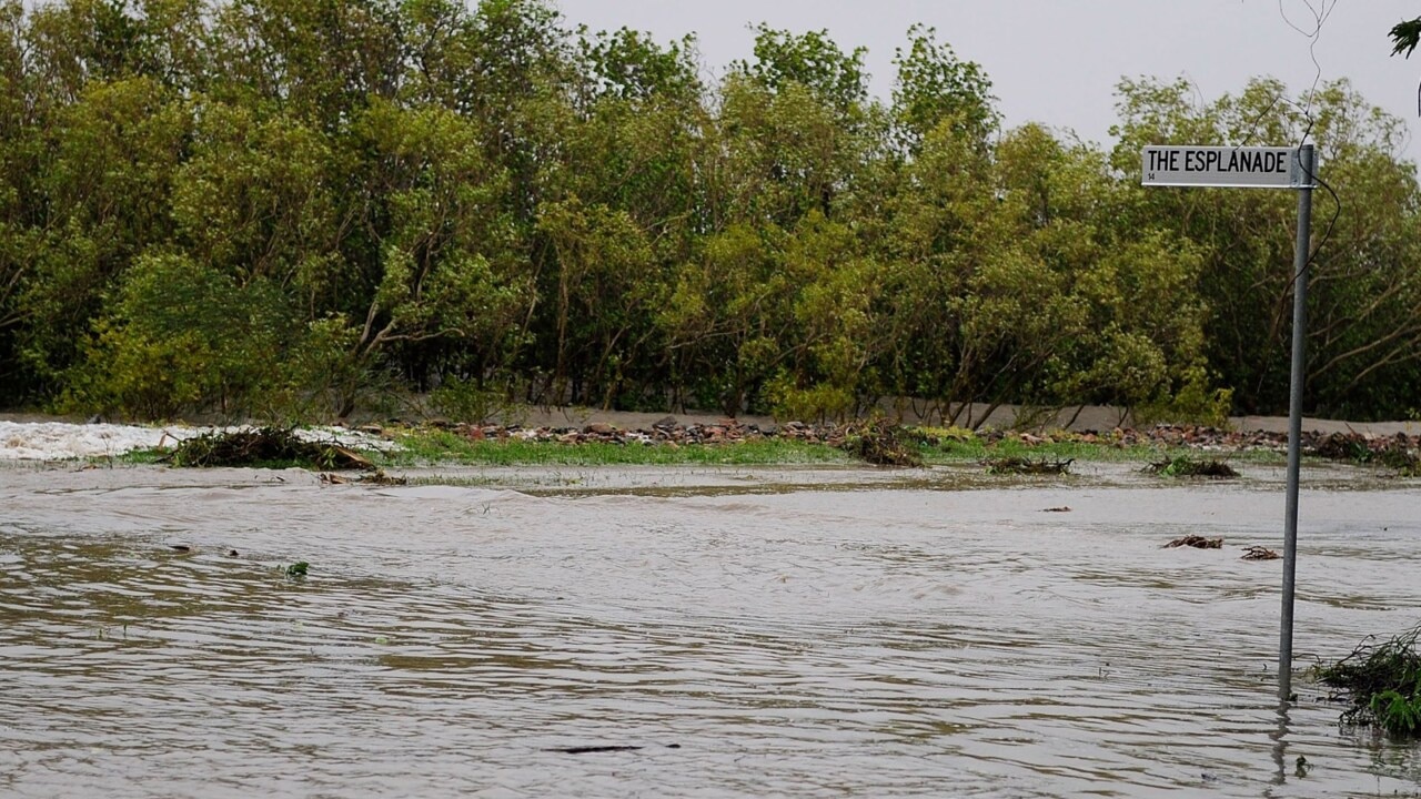 Police urge Townsville residents to 'stay at home' as flooding emergency continues